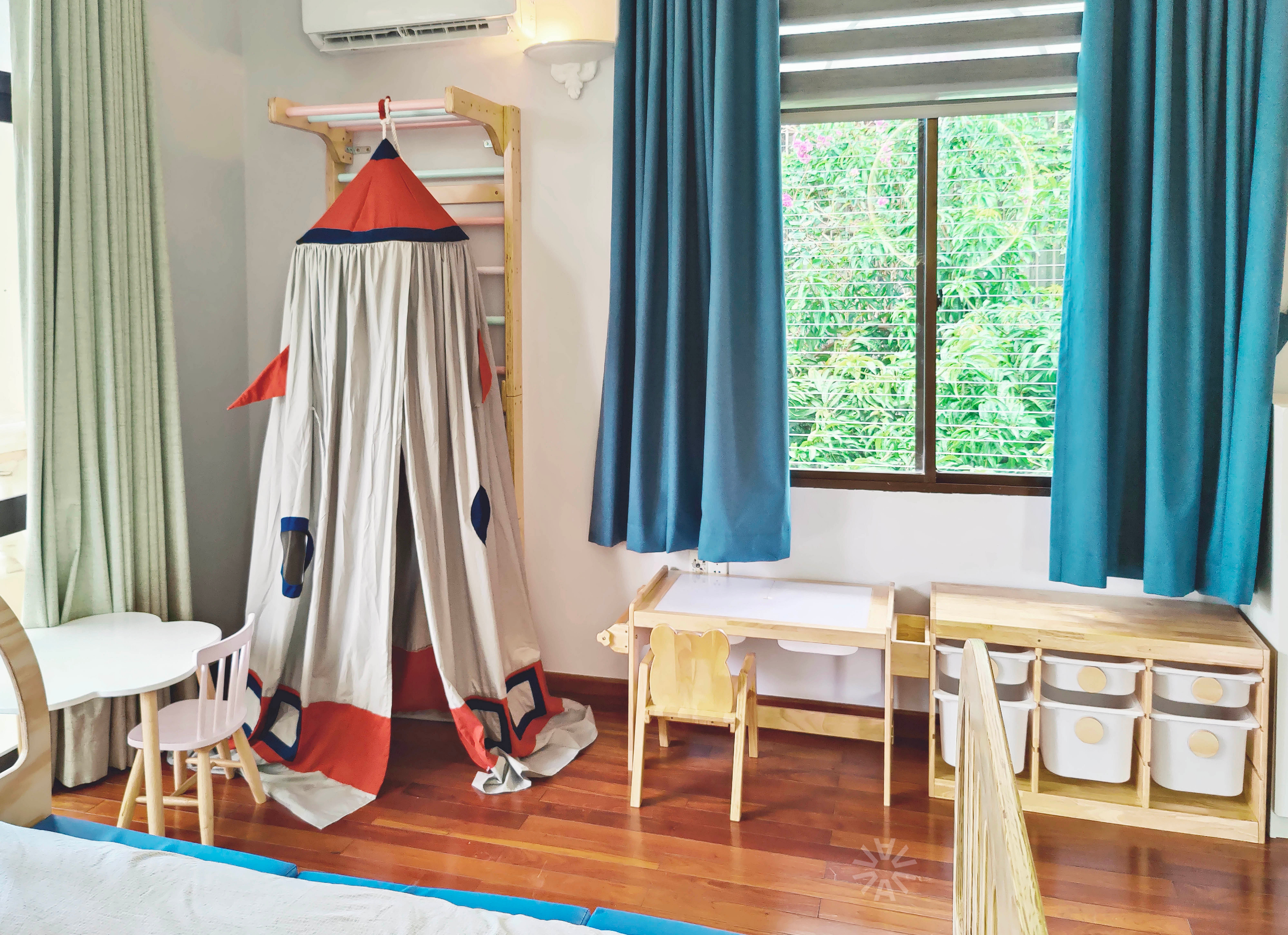 Petite Aykla space theme bedroom and play space